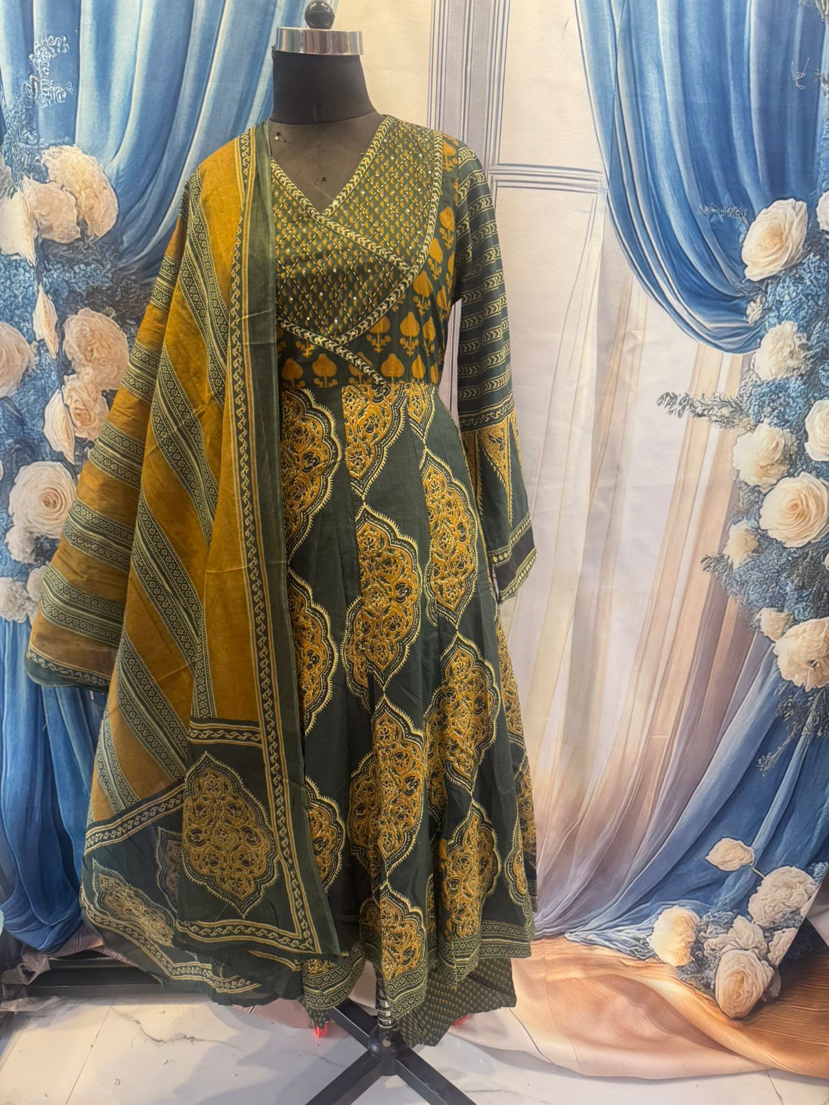 Royal Mehreen Green Suit Set - Image 2